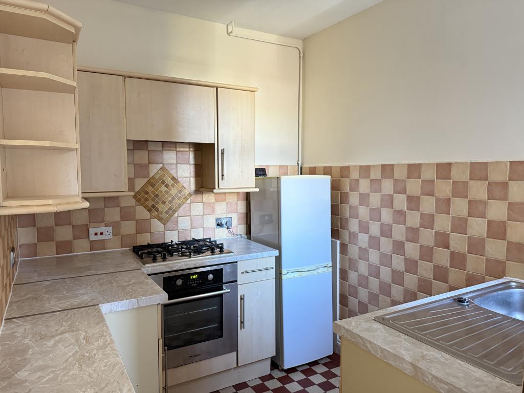 Lot: 123 - TERRACED HOUSE READY FOR OCCUPATION OR INVESTMENT - Modern fitted kitchen